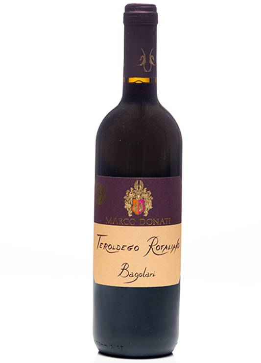 bottiglia di vino rosso in vetro terolego rotaliano cantina marco donati